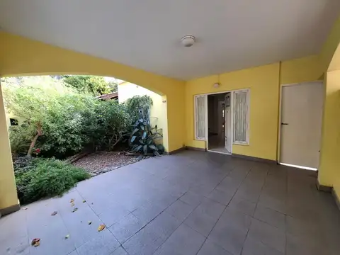 CASA 3 AMBIENTES C/GARAGE /FONDO