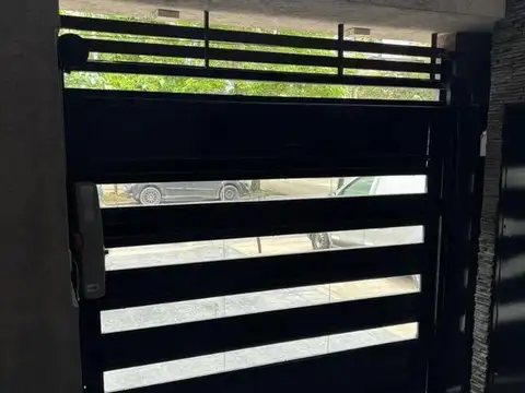 Cochera subterránea en centro de Banfield