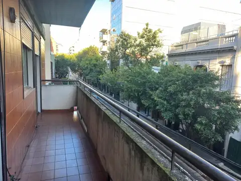 DPTO. 3 AMB. con COCHERA y BAULERA en ALMAGRO 