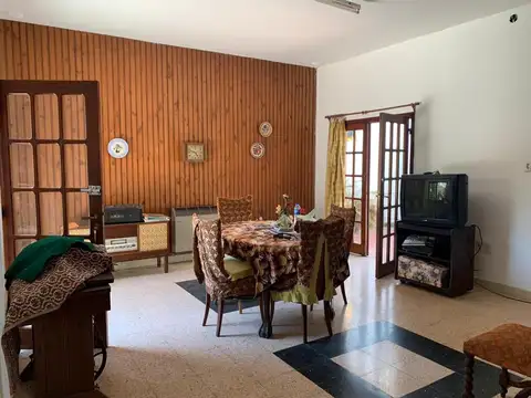 Casa 5 ambientes con 1 baño