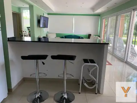 Casa 6 ambientes con 2 baños