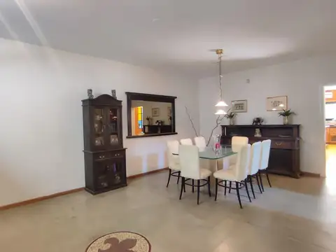 Casa en Venta con 4 cocheras