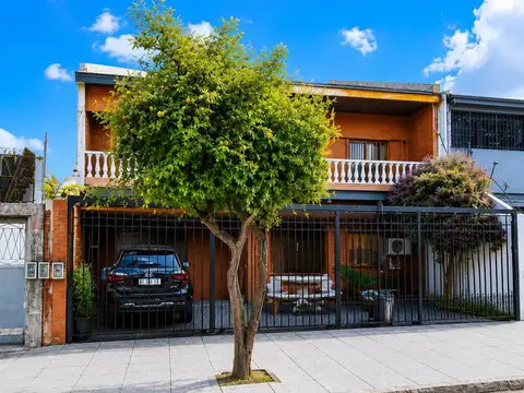 OPORTUNIDAD. CASA 3 AMBIENTES CON COCHERA. LOMAS DEL MIRADOR