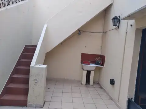 EXCELENTE DEPARTAMENTO TIPO CASA 4 AMBIENTES CON TERRAZA