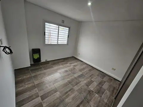 DEPARTAMENTO DE 2 AMB. CMPLIOS CON AMPLIO PATIO
