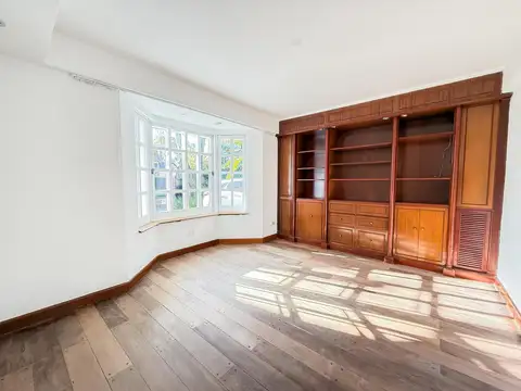 Casa en Alquiler con 8 cocheras