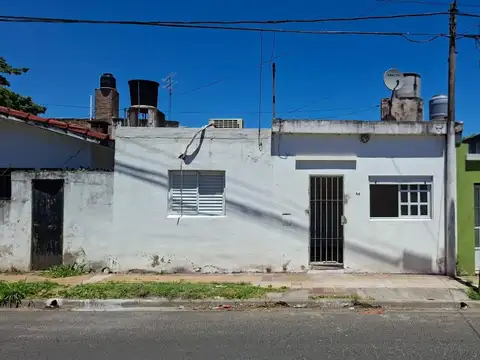 Alquilo casa de un dormitorio en calle Libertad e Ituzaingo