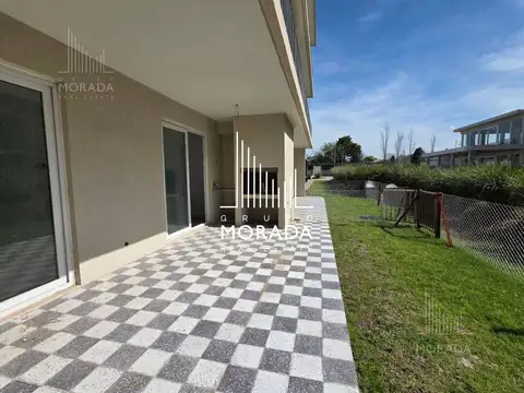 Departamento en alquiler tres ambientes con jardín en Pilar