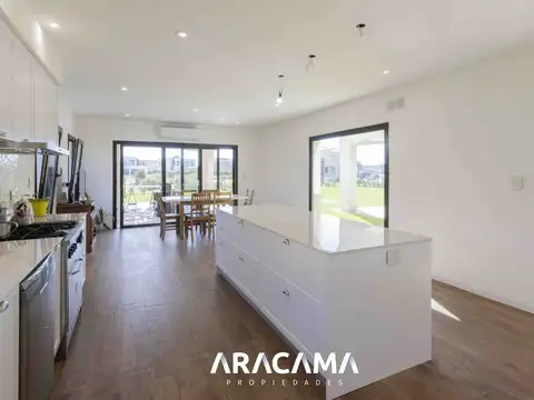 Casa 5 ambientes con 3 baños