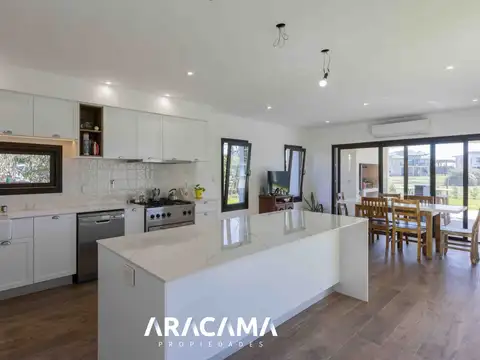 Casa en Venta con 2 cocheras