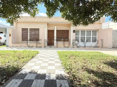 Casa de 2 dormitorios con cochera doble. VENADO TUERTO.