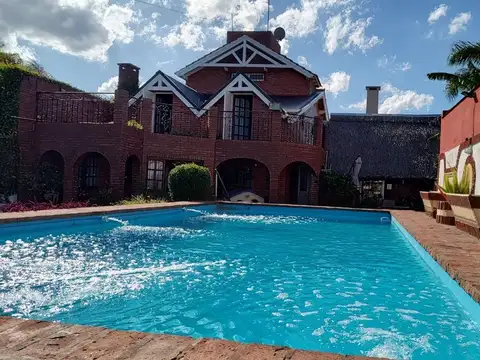 Casa en Venta con 3 cocheras