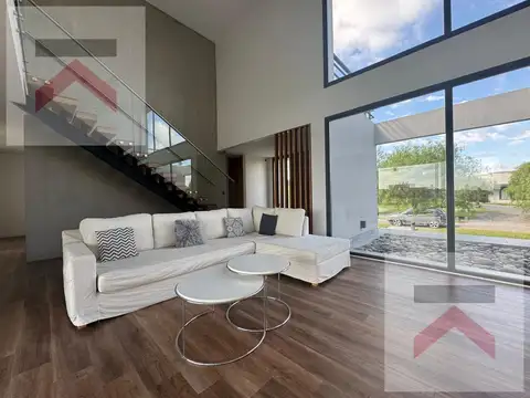 Casa en Alquiler con 4 cocheras