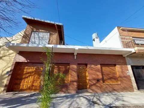 Casa 4 ambientes con quincho en Venta en Villa Loma Hermosa