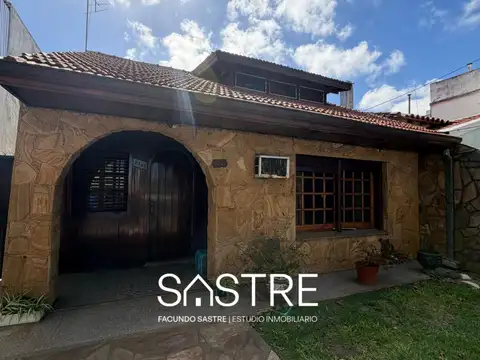 Casa 3 Ambientes con cochera, fondo libre y quincho en Wilde