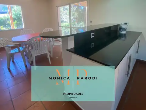 Casa en Alquiler con 3 cocheras
