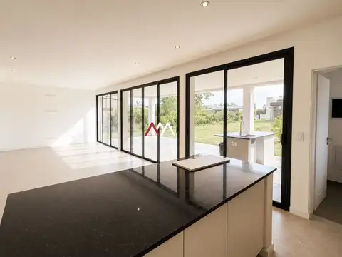 Casa en Venta con 5 cocheras