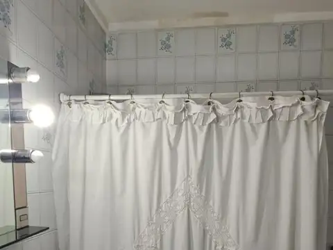 Casa 6 ambientes con 2 baños
