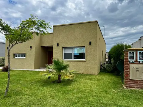 Casa venta 5 Amb Pilar Del Este S.Ramon Jardín, Quincho,Pileta