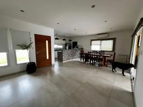Casa en Venta con 3 cocheras