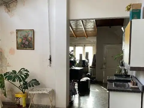 Casa en venta emplazada sobre amplio lote-Lanús