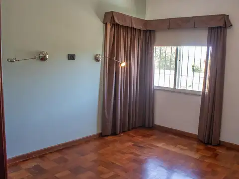 Casa 8 ambientes con 3 baños