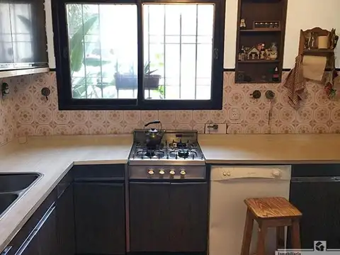Casa 4 ambientes con 2 baños