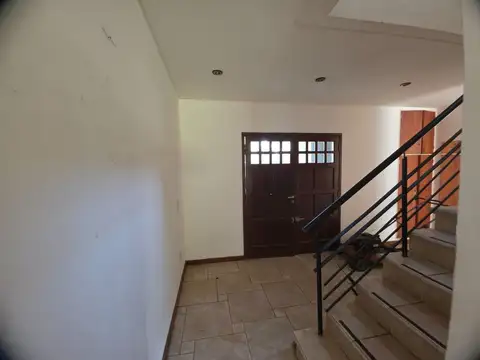 CASA DOS PLANTAS EN VENTA 6 AMBIENTES EN LA LONJA