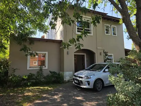 CASA DOS PLANTAS EN VENTA 6 AMBIENTES EN LA LONJA