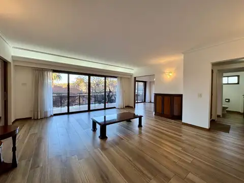 Piso completo con balcón y cochera - San Isidro