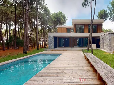 Casa 6 ambientes con 4 baños