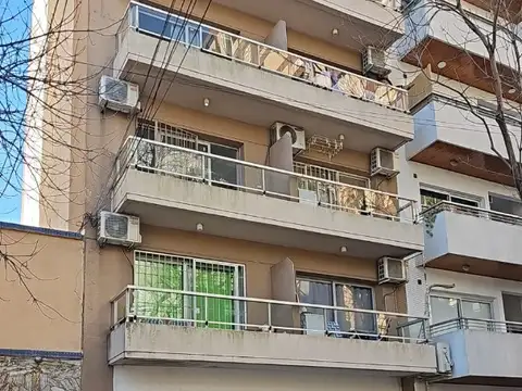 Dpto de 1 ambiente grande. Baño competo. Lavadero.  Balcón