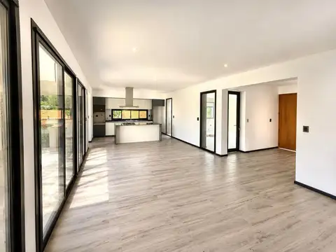 Casa 5 ambientes con 2 baños