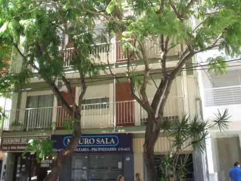 Departamento 3 ambientes, patio. Excelente ubicación - Olivos