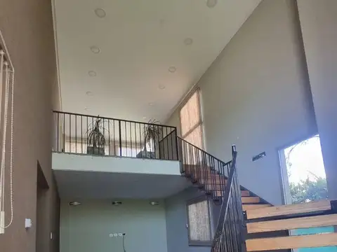 Casa 8 ambientes con 3 baños