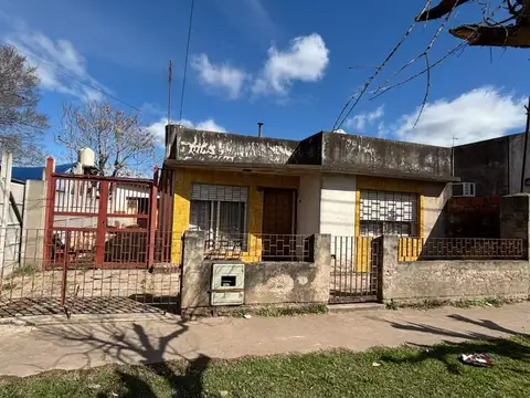 CASA EN VENTA 3 AMBIENTES CON COCHERA EN MERLO