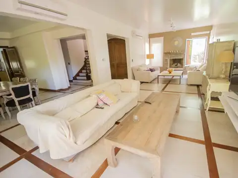 Casa de 5 ambientes con dependencia de servicio en venta, en Martínez.