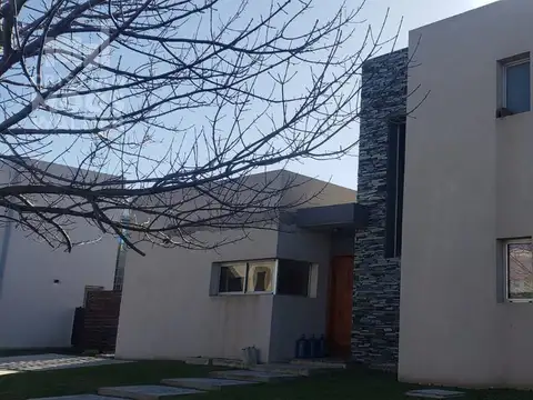 Casa en Venta en El Cantón - Barrio Puerto, USD 260.000