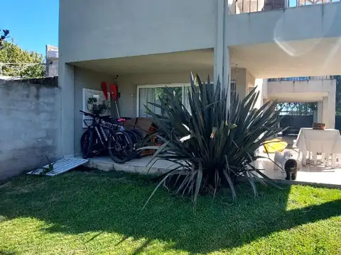 VENTA CASA 4 AMBIENTES CON GRAN PARQUE