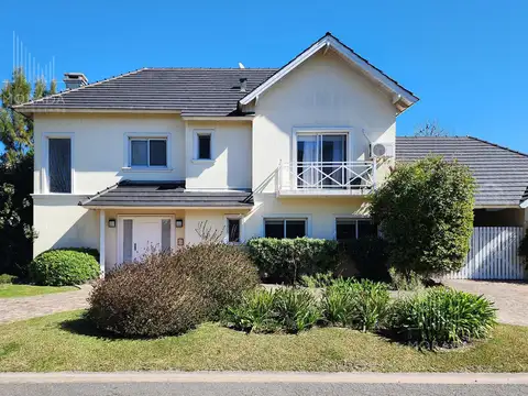 Casa en Venta con 6 cocheras