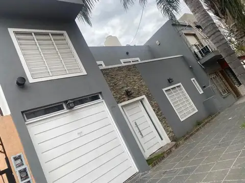 Casa en Venta con 3 cocheras