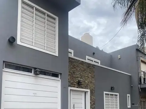 Casa 4 ambientes con 2 baños