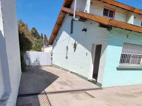 Casa en venta con 2 dormitorios, entrepiso y patio – Merlo