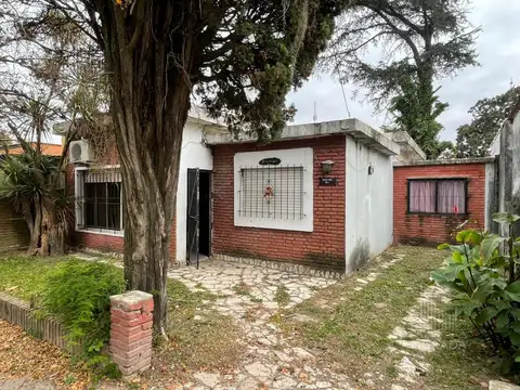 Casa 4 ambientes a reciclar con terreno de 340 metros