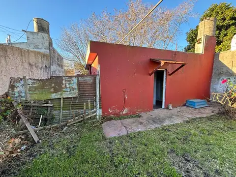 Lote con casa a reciclar Villa primera