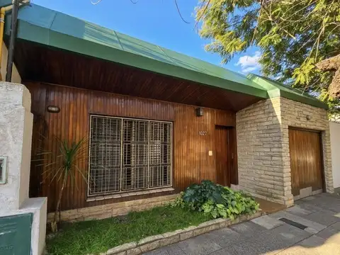 VENTA CASA DE 4 AMBIENTES, FONDO LIBRE, GARAGE, PARRILLA, RAMOS MEJIA.