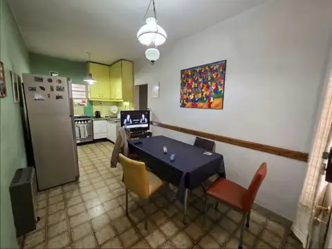 VENTA CASA DE 4 AMBIENTES, FONDO LIBRE, GARAGE, PARRILLA, RAMOS MEJIA.