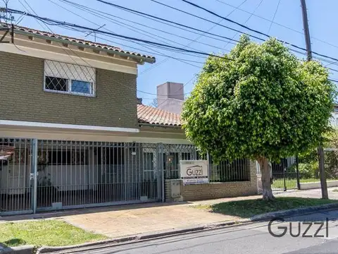 Excelente chalet en venta de 5 ambientes, con jardin y piscina, en Carapachay.