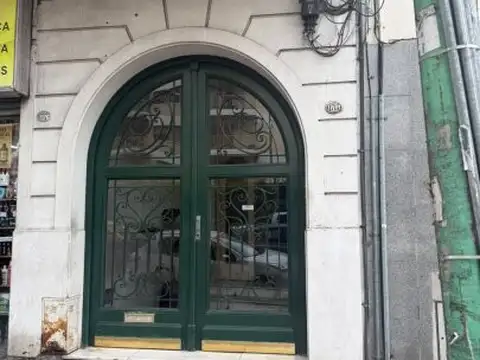 Monoambiente con entrepiso reciclado en Av Suarez