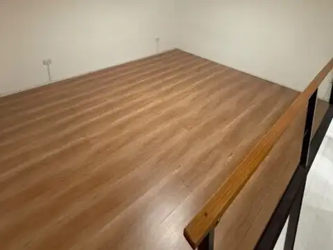 Monoambiente con entrepiso reciclado en Av Suarez